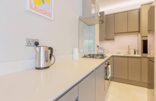 West Kensington Apartment | Elegant 2BD Flat with Prvt Patio, West Kensington