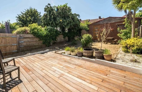 Knight's Hill House | Elegant 2BD House with Garden and Decked Patio