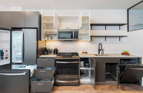 Everett Apartment | Elegant 2BR - 2BA Oasis with Pool & Gym