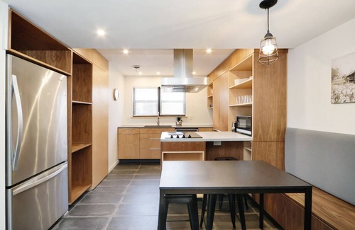 Manhattan Apartment | Elegant 2BR Escape in Manhattan – WiFi & Parking