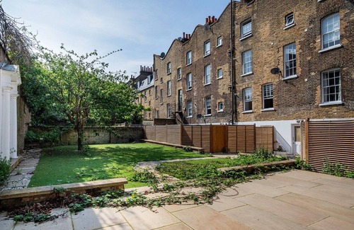 Wapping Apartment | Elegant 2BR in Wapping w/Rustic Decor, by Blueground
