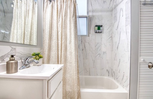West Bronx Apartment | Elegant 2BR Modern Oasis Brand-New Build, Luxe Touches & Lightning-Fast WiFi, AC