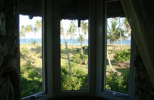 Marau House | Elegant 2nd floor house ocean front, secluded beach and fresh water lake
