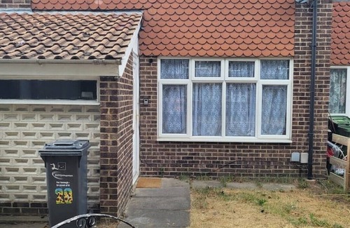 Dagenham House | Elegant 3-Bed Home with free wi fi & free parking