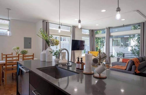 Roosevelt House | Elegant 3BR Home by UW w/AC – Trendy & Spacious