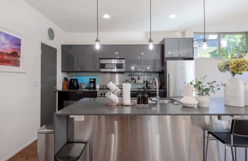 Roosevelt House | Elegant 3BR Home by UW w/AC – Trendy & Spacious