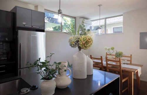 Roosevelt House | Elegant 3BR Home by UW w/AC – Trendy & Spacious
