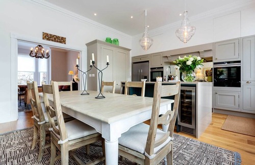 Bedford House | Elegant 3BR home with garden in Balham, 15 minutes from London Bridge, by Veeve