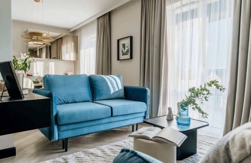 Piasek Połnoc Apartment | Elegant 4-Bedroom Haven with Scenic Views