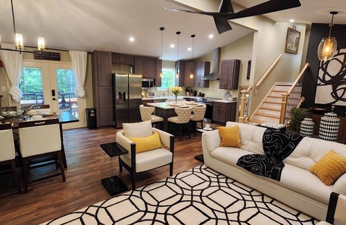 Cliftondale House | Elegant 4bdrm/3bth home on Wolf Creek Golf course!
