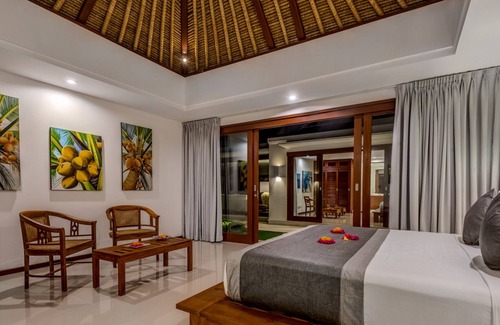 Candi Dasa Villa | Elegant 4BR Villa, Ocean View - 10Min Walk To Candidasa Beach!