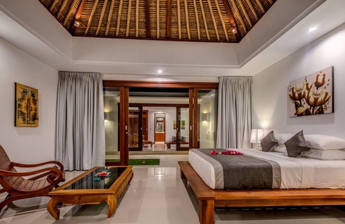Candi Dasa Villa | Elegant 4BR Villa, Ocean View - 10Min Walk To Candidasa Beach!