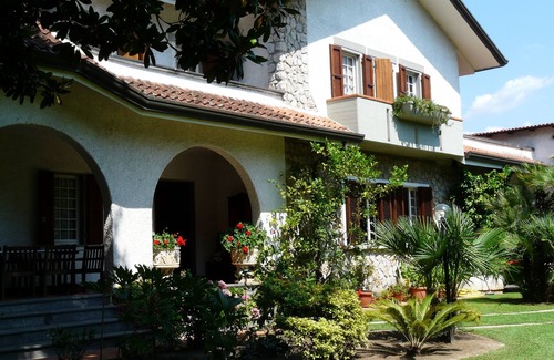 Massa Villa | Elegant and fully equipped villa in Versilia,swimming pool,large garden,barbecue
