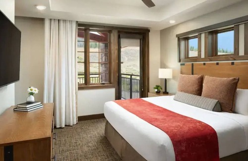 The Highlands Cabin | Elegant and spacious one-bedroom villa full kitchen, large hot tubs, and more.