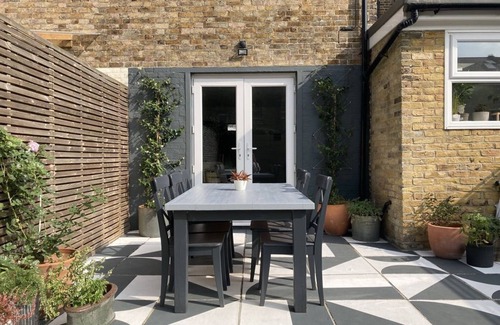 Margate House | Elegant and stylish townhouse in Margate, sleeps up to 10 guests minutes from the beach with a garde