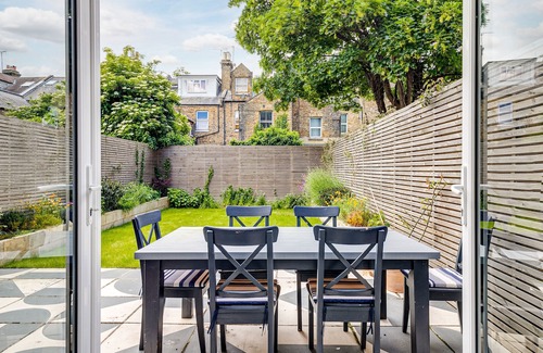 Margate House | Elegant and stylish townhouse in Margate, sleeps up to 10 guests minutes from the beach with a garde