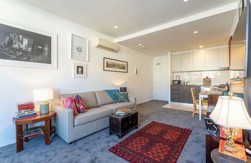 Enmore Apartment | Elegant Apartment in the Heart of Newtown with Secure Parking