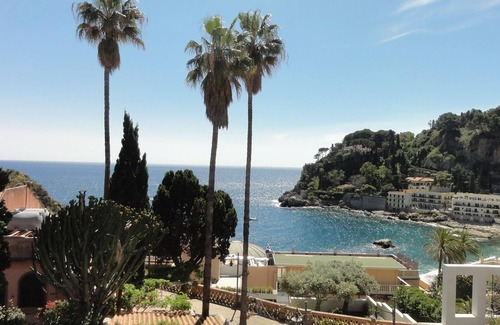 Mazzaro Apartment | Elegant apartment in the heart of Taormina mare with amazing view!