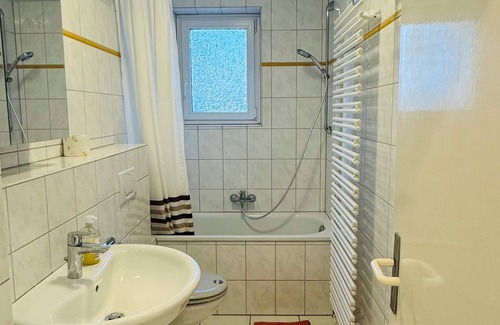 Bielefeld Apartment | Elegant apartment with dream kitchen | Free Netflix | Self Check-in
