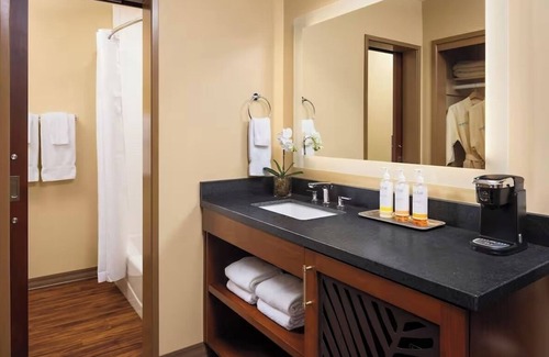 Crown Point Hotel | Elegant Bayfront King Suite | Scenic Views at Catamaran