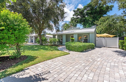 Newtown House | Elegant Boho Beach House, 3 min to Main St. Sarasota, 10 min to Lido Beach