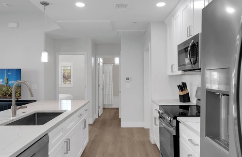 Tucson Condo | Elegant & Bright Corner Condo on the Tucson loop!