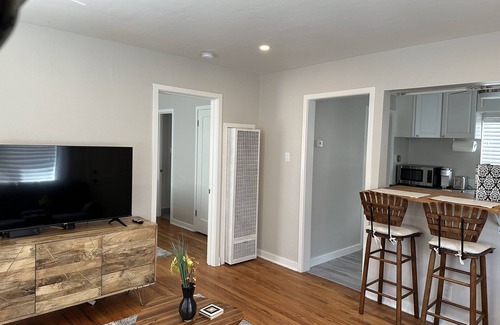 West University House | Elegant Bungalow, 1 bdrm house, Walk to casinos, only 1 blk from UNR