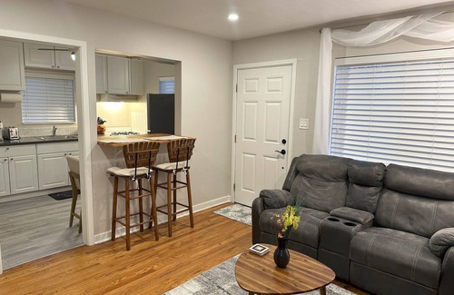 West University House | Elegant Bungalow, 1 bdrm house, Walk to casinos, only 1 blk from UNR