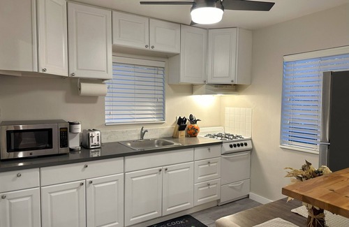 West University House | Elegant Bungalow, 1 bdrm house, Walk to casinos, only 1 blk from UNR