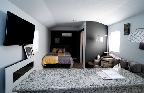 Brazoria Cabin | Elegant Cabin w/stone fireplace & custom walk-in shower