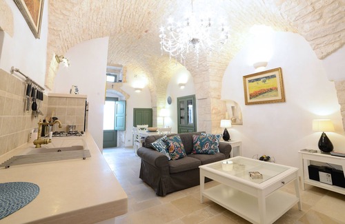 Old Town Cisternino Apartment | Elegant Casa Maria in Cisternino