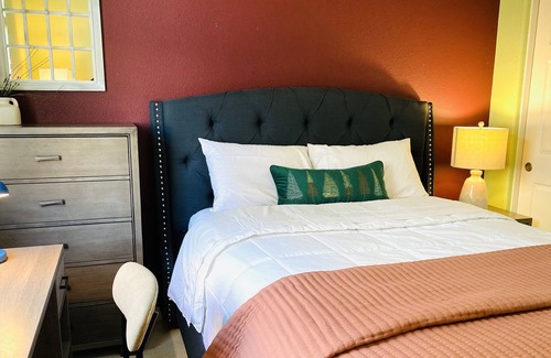 Claremont House | Elegant, Comfy Townhouse in Prime Location 3br/3ba
