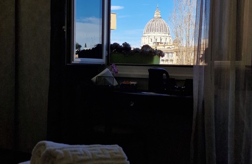 Quartiere XIII Aurelio Condo | Elegant Double Room with Balcony and Dome View