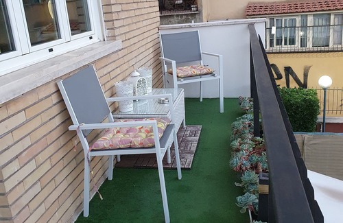 Quartiere XIII Aurelio Condo | Elegant Double Room with Balcony and Dome View
