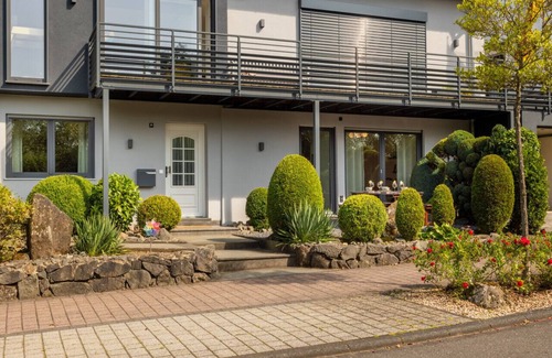 Daun Apartment | Elegant Eifel Studio I Hiking I Kitchen I Terrace