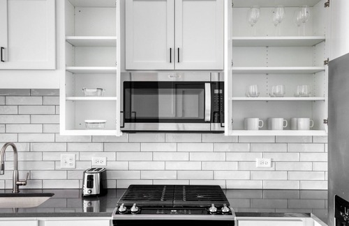 Elmhurst Apartment | Elegant Elmhurst 1BR w/Lounge, Pool & Gym nr Metra, by Blueground