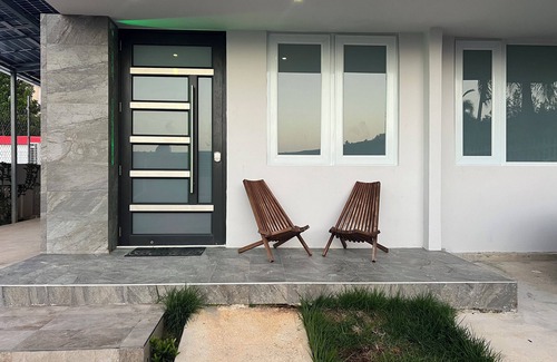 Frailes House | Elegant Entire House