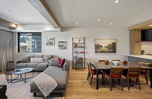 Jackson Condo | Elegant Fall Escape | Views, Hot Tub & Dining