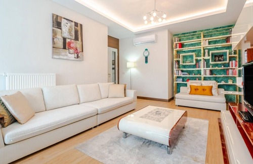 Kartal Apartment | Elegant Flat with Balcony in Kartal