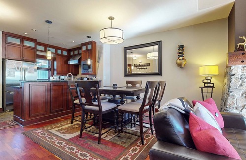 Mammoth Lakes House | Elegant Home, Hot Tub & Garage. Serene Location near Biking & Walking Trails