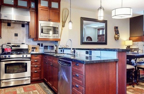 Mammoth Lakes House | Elegant Home, Hot Tub & Garage. Serene Location near Biking & Walking Trails