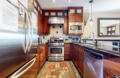 Mammoth Lakes House | Elegant Home, Hot Tub & Garage. Serene Location near Biking & Walking Trails