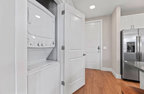 Fort Worth Apartment | Elegant King Bed Apt w/Pool + Gym + Free Parking