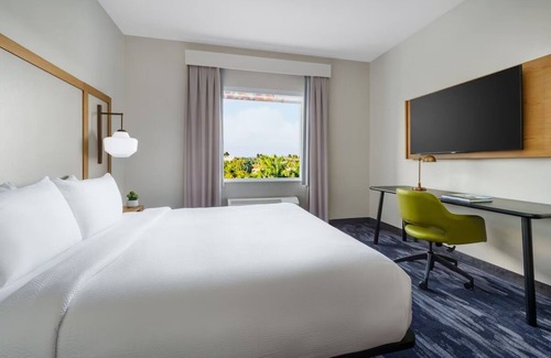 Florida City Hotel | Elegant King Getaway: Fairfield Inn, Perfect for Couples, Pets Allowed