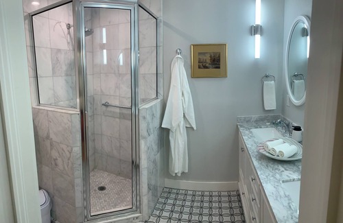 Hendersonville Bed & Breakfast | Elegant King Size Suite In Historic Hendersonville House With Healthy Breakfast