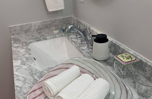 Hendersonville Bed & Breakfast | Elegant King Size Suite In Historic Hendersonville House With Healthy Breakfast
