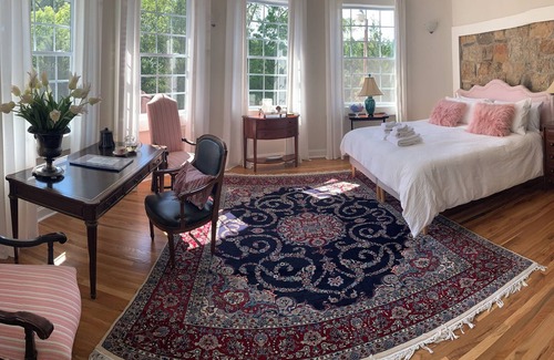 Hendersonville Bed & Breakfast | Elegant King Size Suite in Historic Hendersonville Home With Gourmet Breakfast