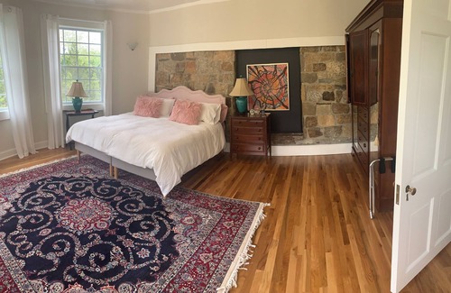 Hendersonville Bed & Breakfast | Elegant King Size Suite in Historic Hendersonville Home With Gourmet Breakfast