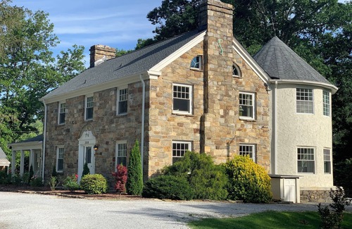 Hendersonville Bed & Breakfast | Elegant King Size Suite in Historic Hendersonville Home With Gourmet Breakfast