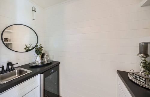 Harbor Condo | Elegant Long Beach Condo - Marina View - Gated - Parking - Pool Access